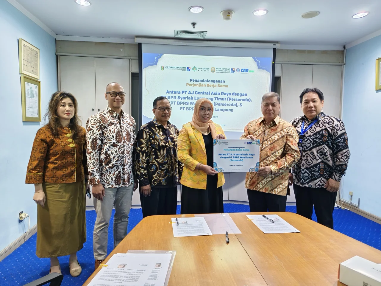 Foto: Jajaran Manajemen BPR Syariah Way Kanan dan&nbsp;PT AJ Central Asia Raya Syariah melakukan dokumentasi bersama setelah penandatangan MoU.
